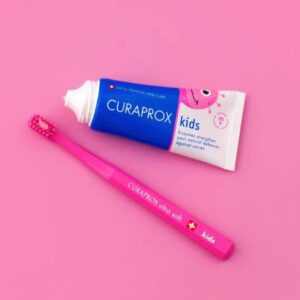 Curaprox Kids – furçë dhëmbësh për fëmijë me pastë falas, në ngjyra tërheqëse.